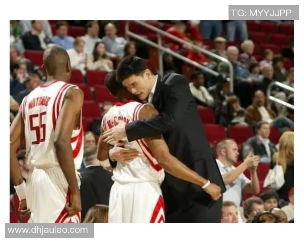 姚明领衔火箭对决热火的经典之战回顾与精彩瞬间解析