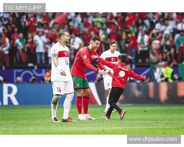 欧冠赛场惊现奇葩瞬间球迷冲入场内抢夺C罗球衣事件回顾 欧冠赛场惊现奇葩瞬间球迷冲入场内抢夺C罗球衣事件回顾