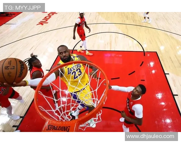 湖人对阵詹姆斯全场狂砍33分精彩表现引发球迷热议